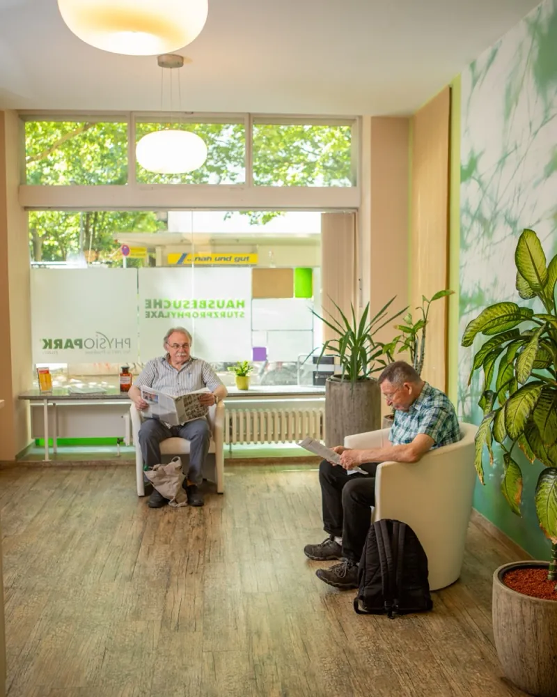 Wartebereich der Praxis Friedenau mit Blick auf die Straße