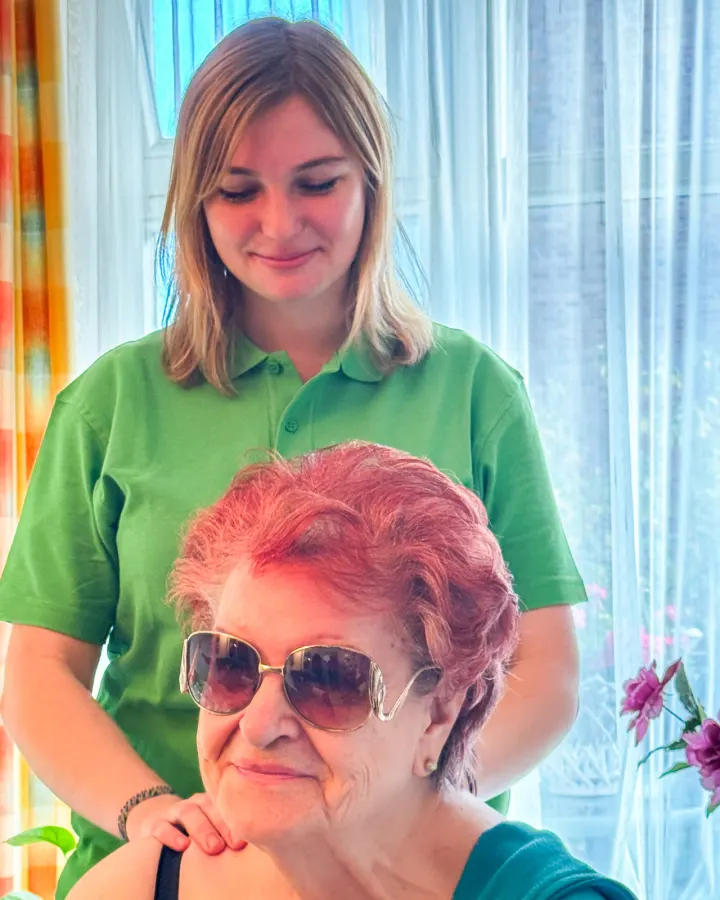 Therapeutin nimmt sich Zeit für eine Patientin