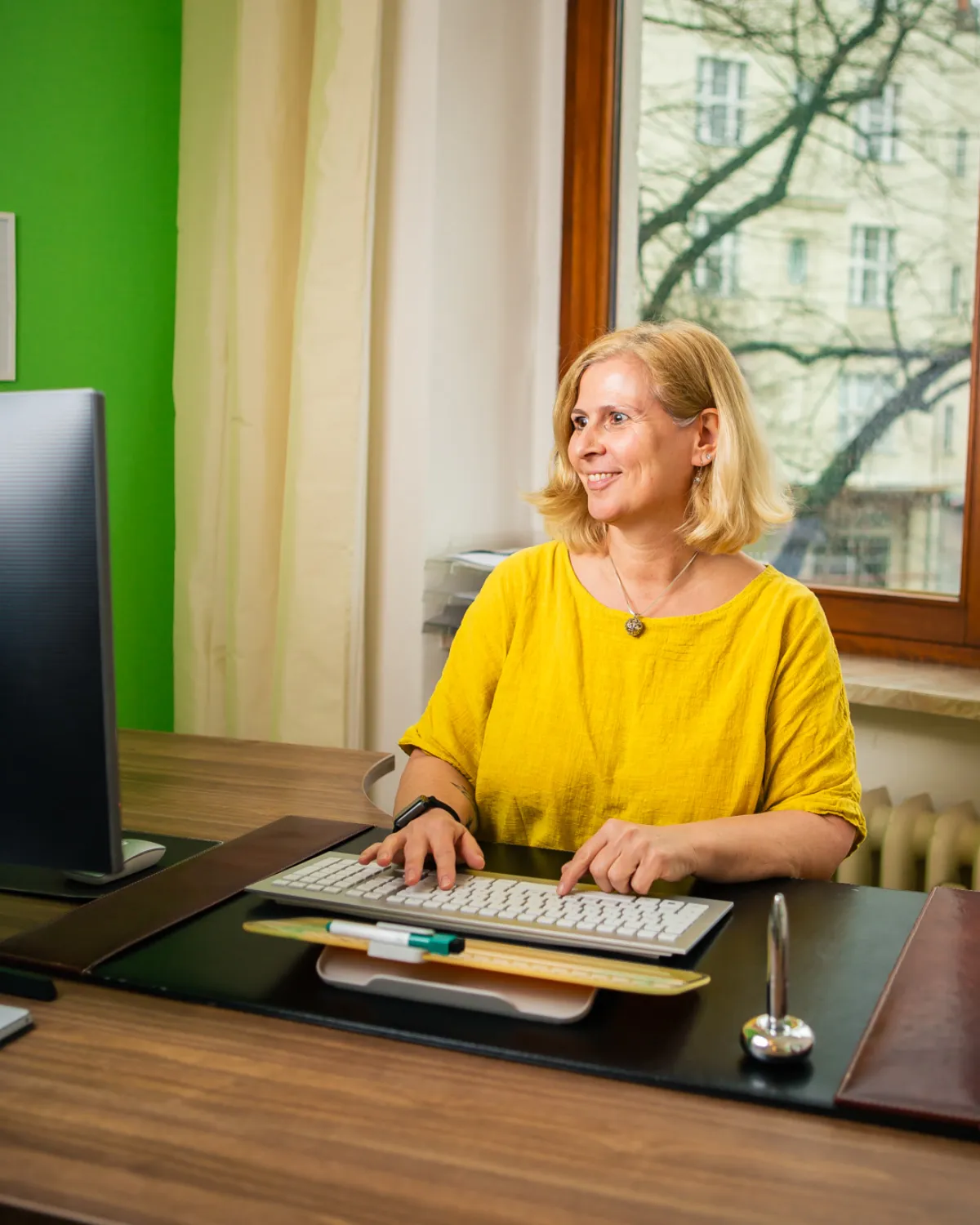 Mitarbeiterin am Arbeitsplatz